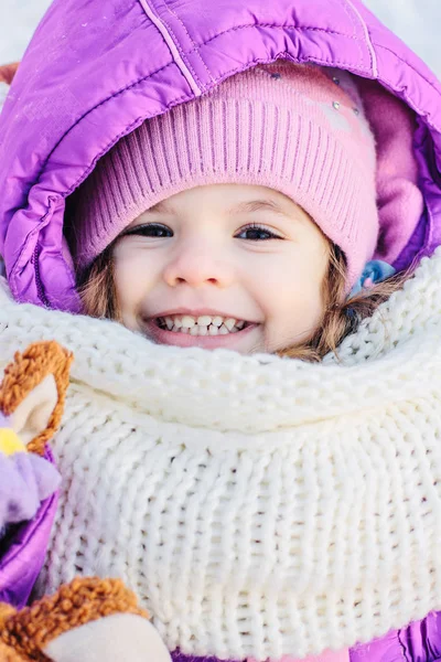 Winter park, sevimli küçük kız portresi.