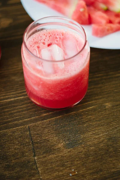 Delicioso batido de sandía en el tablero de madera. Smoothie - coctel vegetariano de fruta fresca - sandía —  Fotos de Stock