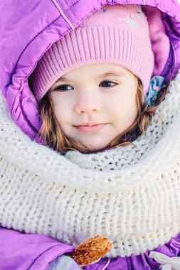 Winter park, sevimli küçük kız portresi.