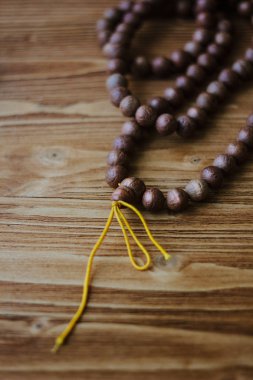 Rudraksha japa mala. Rudraksha tohumlarından yapılan tespih.