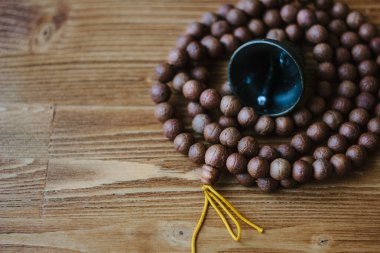 Rudraksha japa mala. Rudraksha tohumlarından yapılan tespih.