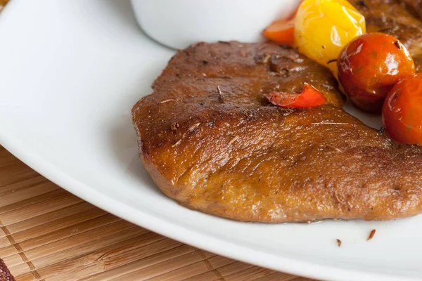 Vegetarisches Steak aus veganem Fleisch Seitan mit Kirschtomaten — Stockfoto