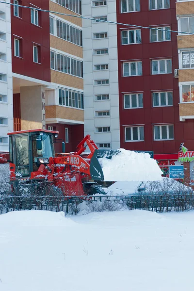 Ριαζάν Ρωσίας -, 15 Δεκεμβρίου - μπουλντόζα καθαρισμού από χιόνι για χειμώνα χιονισμένο. — Φωτογραφία Αρχείου