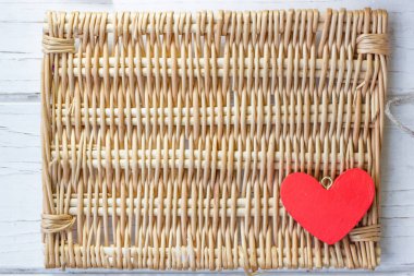 kırmızı ahşap kalp