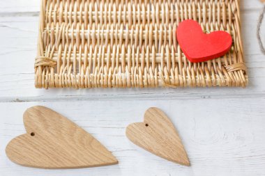 Kırmızı ve kahverengi ahşap Kalpler