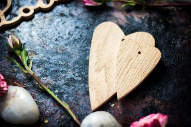 İki Sevgililer günü kalpleri rustik arka plan üzerinde birlikte