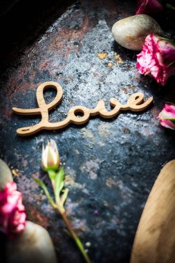 Rustik arka plan üzerinde harfler aşk