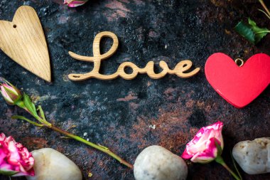 Kalpler ve çiçekler rustik zemin üzerine mektuplar aşk