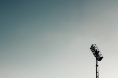 Stadyum ışıklandırması reflektörler gökyüzü karşı.