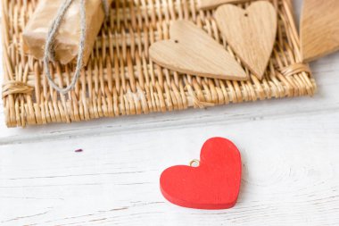 Biri kırmızı ve birkaç kahverengi ahşap kalpler - Sevgililer günü için hediye