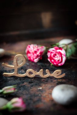 Güzel güller ve rustik arka plan üzerinde aşk mesajı