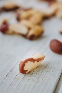 Brezilya fıstığı Beyaz ahşap masa üzerinde.