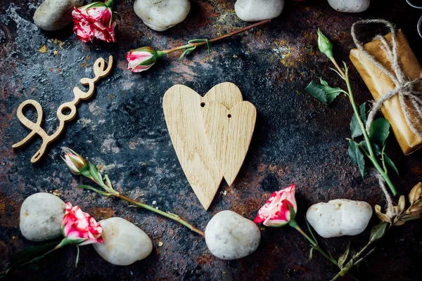 Lo sfondo di giorno di San Valentino - due cuori di legno insieme . — Foto Stock