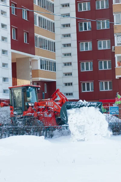 Ryazan, Rusya Federasyonu - Aralık, 15, 2016 - buldozer sokaktan kar karlı kış Temizleme.