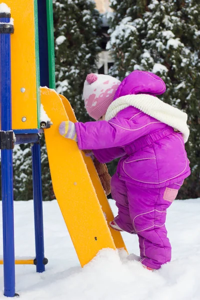 Kış Bahçesi oynarken küçük bebek kız.
