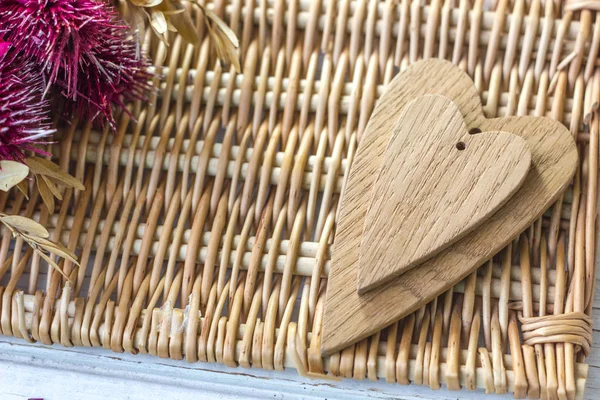 Dos corazones de madera - grande y pequeño — Foto de Stock