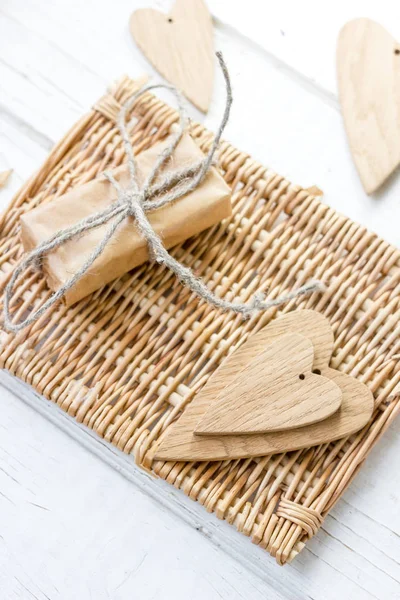 İki ahşap kalp, Sevgililer günü hediyesi