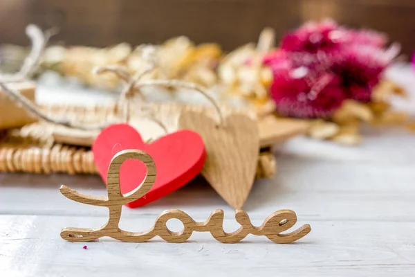 "Liefde "boodschap met de houten harten — Stockfoto