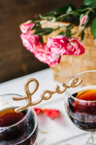 Houten woord Love staande op glazen wijn — Stockfoto