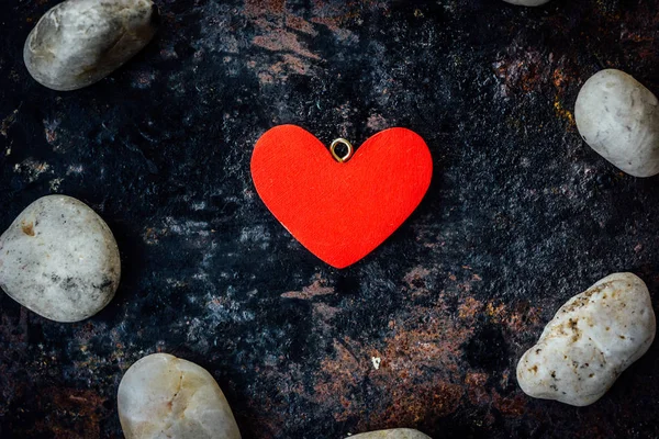 Taş daire kırmızı kalp