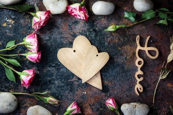 Twee houten harten op zwart rustiek oppervlak — Stockfoto