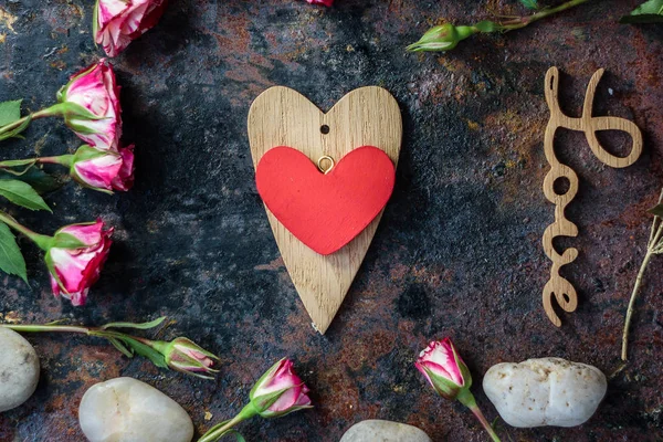 Aftelkalender voor Valentijnsdag achtergrond. Twee Valentijnsdag harten op rustiek oppervlak. — Stockfoto