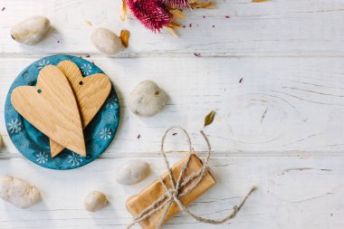 Mavi plaka - Sevgililer günü kavramı üzerinde iki ahşap kalp