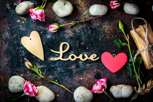 Літери любові і Валентина день серця і квіти — стокове фото