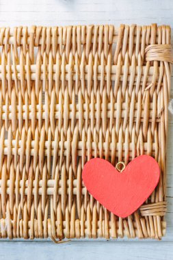 kırmızı ahşap kalp