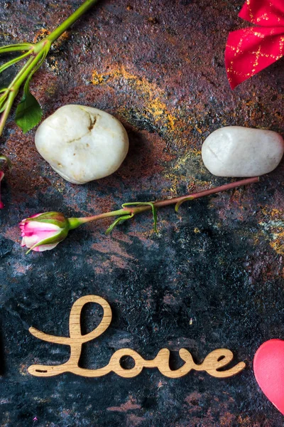 Rustik arka plan üzerinde harfler aşk