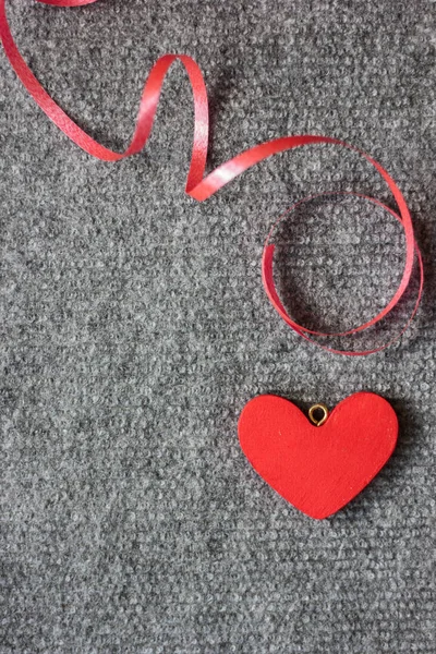 Corazón rojo y cinta rizada —  Fotos de Stock