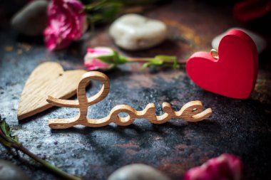 Rustik yüzey üzerinde kelime aşk