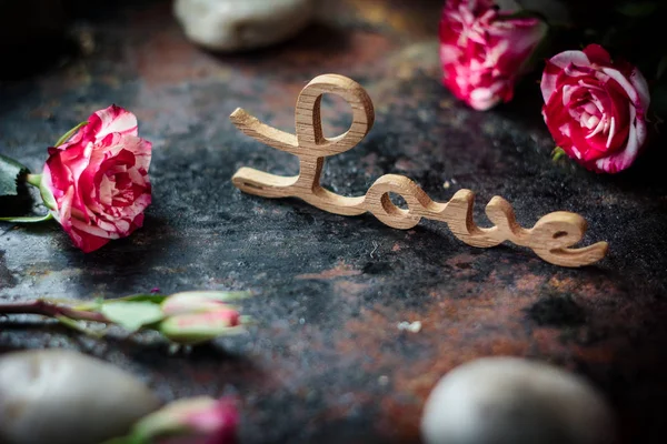 Слово Любов, серця і квіти — стокове фото