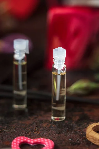 Óleo de perfume em garrafa de vidro pequena para o dia dos namorados — Fotografia de Stock