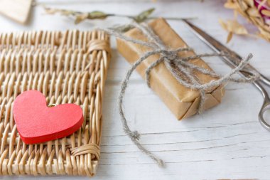 Kırmızı kalp ve Sevgililer günü için hediye