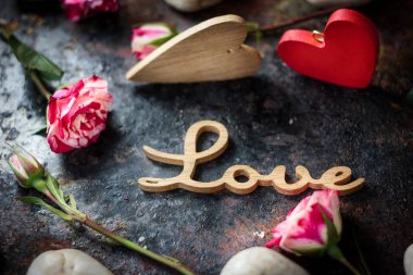Sevgililer günü arka plan üzerinde rustik yüzey - kelime aşk