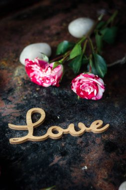 Güzel güller ve rustik arka plan üzerinde aşk mesajı