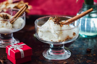 Cam siyah yüzey üzerine lezzetli dondurma tatlı.