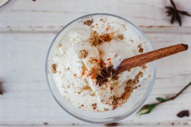 Sevgililer Günü kutlamaları için taze tatlı manzarası.