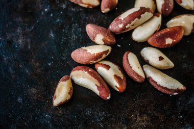 Brezilya fıstığı siyah metal gemide.