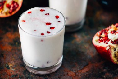 Geleneksel Hint içeceği - lassi - Nar tohumlu soğuk yoğurt tatlısı.