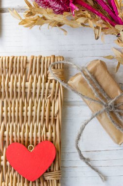 Kırmızı kalp ve Sevgililer günü hediye