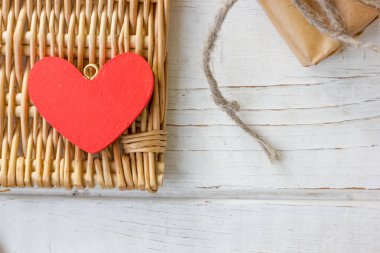 kırmızı ahşap kalp