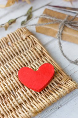 Kırmızı kalp ve Sevgililer günü için hediye