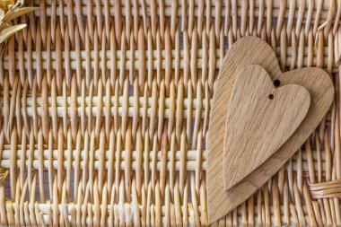 İki ahşap kalp - büyük ve küçük