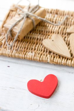 Biri kırmızı ve birkaç kahverengi ahşap kalpler - Sevgililer günü için hediye
