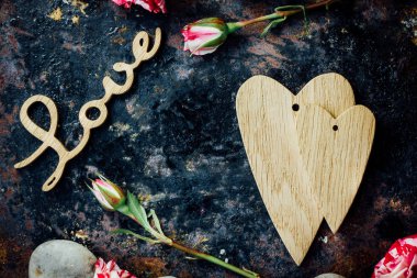 Sevgililer günü arka plan - iki ahşap kalp birlikte.