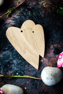 İki Sevgililer günü kalpleri rustik arka plan üzerinde birlikte