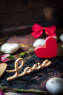 Rustik yüzey üzerinde kelime aşk