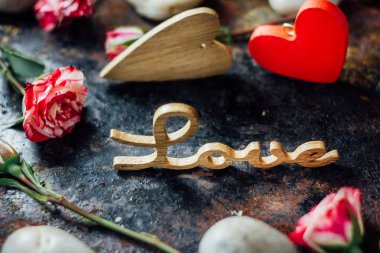 Sevgililer günü arka plan üzerinde rustik yüzey - kelime aşk